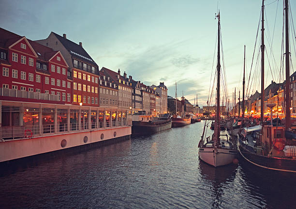 nyhavn a copenaghen, danimarca al crepuscolo. - nyhavn canal foto e immagini stock