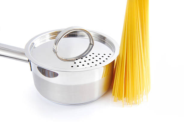 istock Bunch of spaghetti and pan on a white background 528421202
