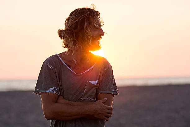 portrait à la plage et coucher de soleil - bac klight photos et images de collection