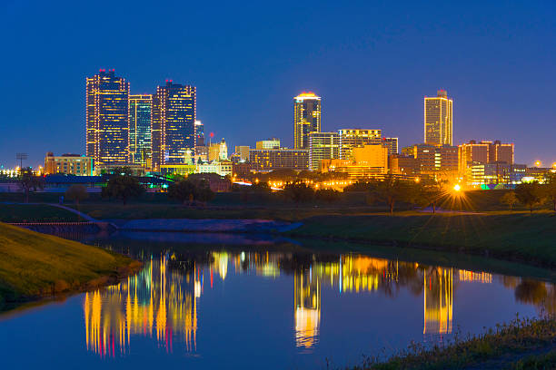 vue panoramique sur fort worth à la tombée de la nuit avec la rivière trinity reflet - fort worth texas photos et images de collection