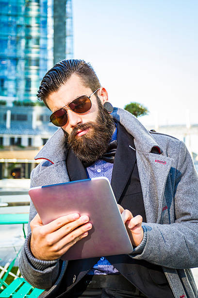 stylowe także hipsterskie siedzi na zewnątrz z tablet - digital tablet men male beauty professional occupation zdjęcia i obrazy z banku zdjęć