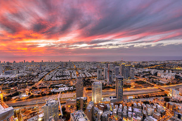 ville-vue de nuit - tel aviv israel skyline traffic photos et images de collection