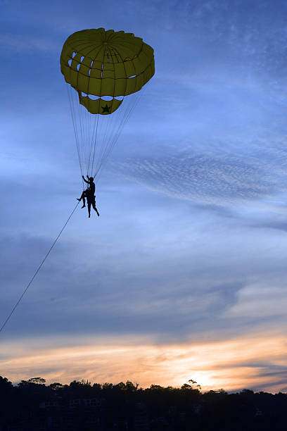 parachut - parachuting open parachute opening imagens e fotografias de stock