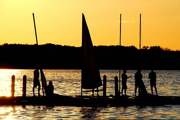 marineros disfrute de la puesta de sol sobre el lago mendota - universidad de wisconsin madison fotografías e imágenes de stock