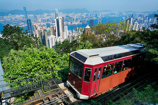 'peak tram'in hong kong - victoria peak stock-fotos und bilder