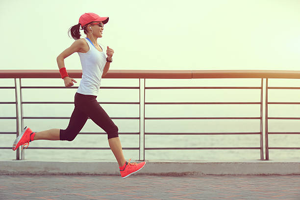 jovem mulher de corredor de aptidão em execução ao nascer do sol de - running women jogging profile imagens e fotografias de stock