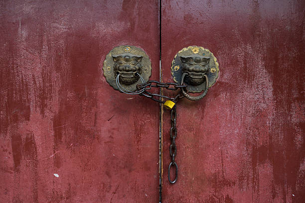 istock Chinese traditional door 528433930
