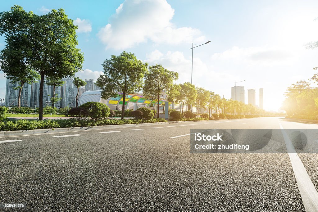 Leere Asphaltstraße in modernen Stadt im Sonnenaufgang - Lizenzfrei Stadt Stock-Foto