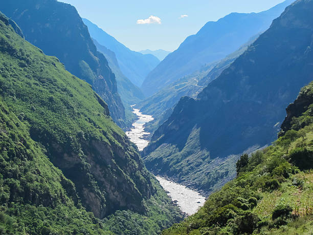 garganta del salto del tigre, lijiang ciudad, provincia de yunnan, china. - jumping ravine tiger sky fotografías e imágenes de stock