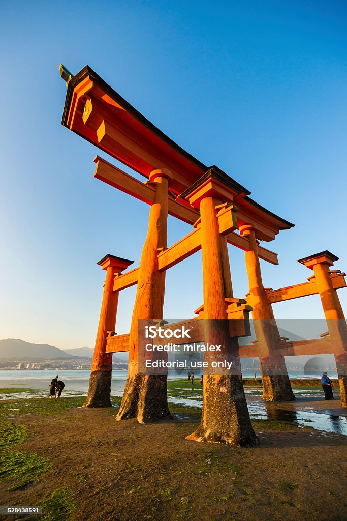 Insel Miyajima Great Torii Gate, bei Ebbe in Sonnenuntergang, Japan - Lizenzfrei Abenddämmerung Stock-Foto