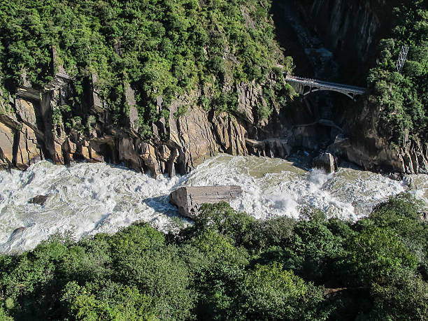 garganta del salto del tigre, lijiang ciudad, provincia de yunnan, china. - jumping ravine tiger sky fotografías e imágenes de stock