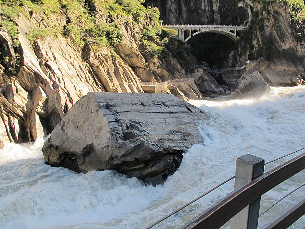 garganta del salto del tigre, lijiang ciudad, provincia de yunnan, china. - jumping ravine tiger sky fotografías e imágenes de stock