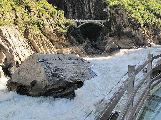 garganta del salto del tigre, lijiang ciudad, provincia de yunnan, china. - jumping ravine tiger sky fotografías e imágenes de stock