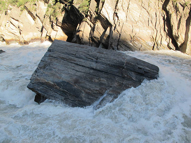 garganta del salto del tigre, lijiang ciudad, provincia de yunnan, china. - jumping ravine tiger sky fotografías e imágenes de stock