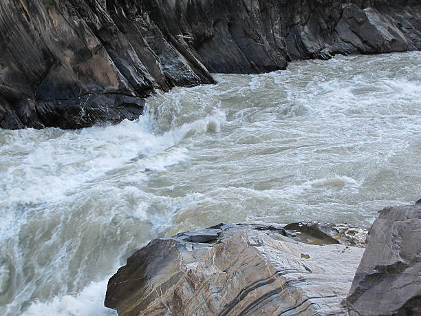 garganta del salto del tigre, lijiang ciudad, provincia de yunnan, china. - jumping ravine tiger sky fotografías e imágenes de stock