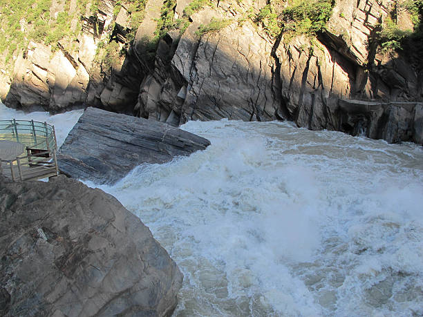 garganta del salto del tigre, lijiang ciudad, provincia de yunnan, china. - jumping ravine tiger sky fotografías e imágenes de stock