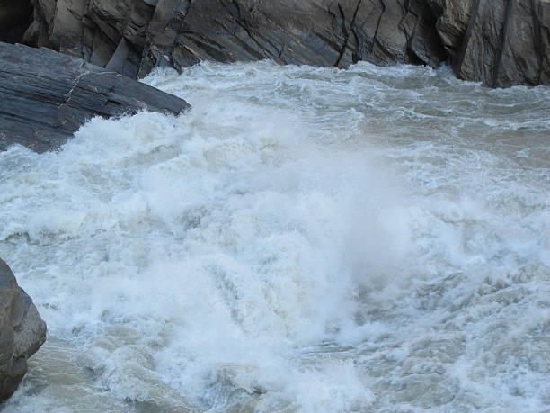 garganta del salto del tigre, lijiang ciudad, provincia de yunnan, china. - jumping ravine tiger sky fotografías e imágenes de stock