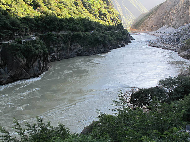 garganta del salto del tigre, del río yangtsé, mundo más garganta, yunna - jumping ravine tiger sky fotografías e imágenes de stock