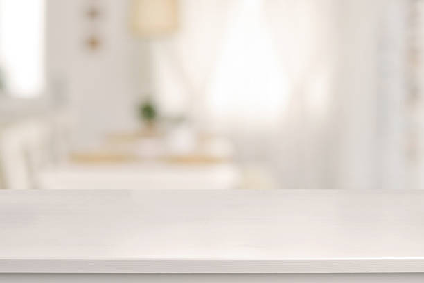ホワイト木製テーブル、ぼやけたダイニングルーム - テーブル 写真 ストックフォトと画像