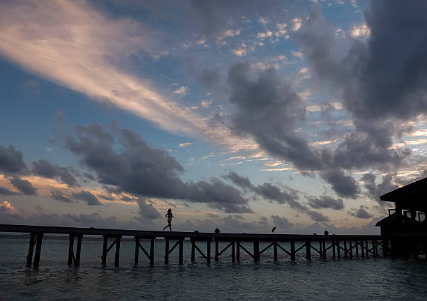 Pôr do sol nas Maldivas - foto de acervo