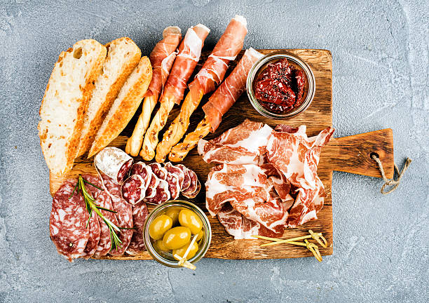 carne selección de aperitivos o de un refrigerio de vinos. variedad de ahumado - antipasto fotografías e imágenes de stock