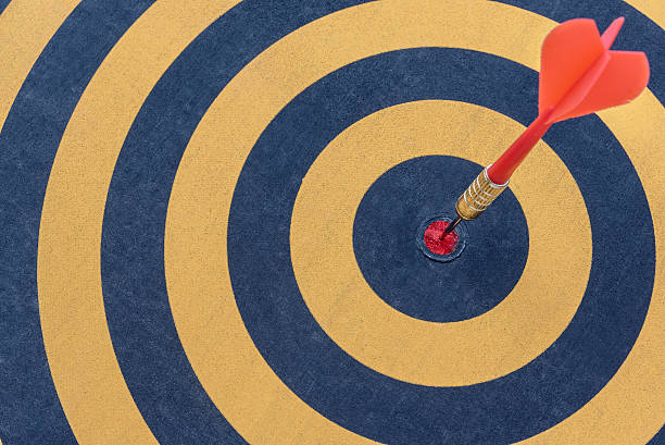 dart target with arrow on bullseye Dart target with arrow on bullseye, Goal target success business investment financial strategy concept, abstract background darts photos stock pictures, royalty-free photos & images