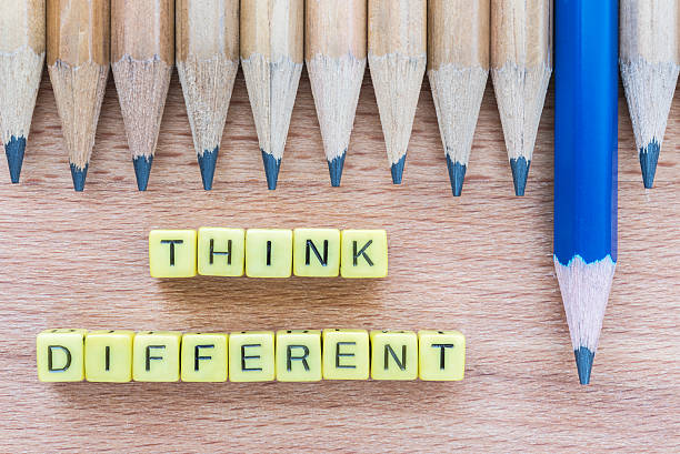 que diferentes palabras sobre una mesa de madera con grupo de lápices - divergent thinking fotografías e imágenes de stock