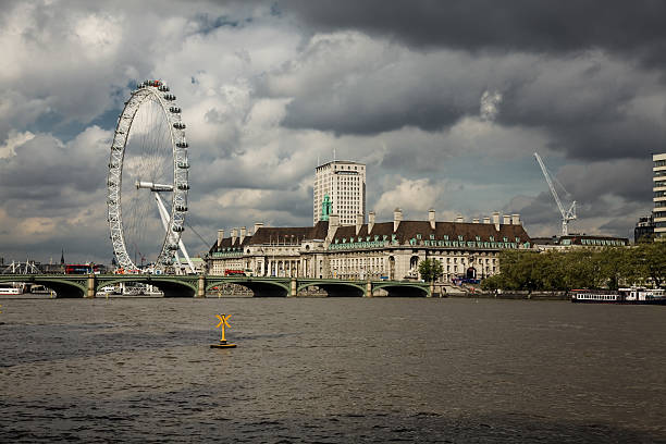 london eye y london bridge vista a la ciudad y al río támesis. - the eye of the storm thunderstorm storm cloud fotografías e imágenes de stock