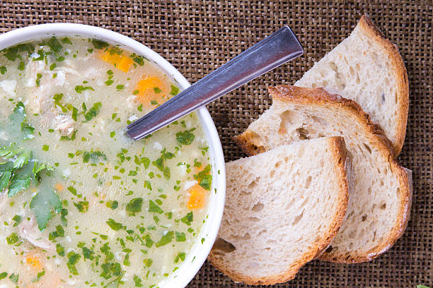 sopa de cebada tradicional en un tazón con pan blanco - vegetable barley soup fotografías e imágenes de stock