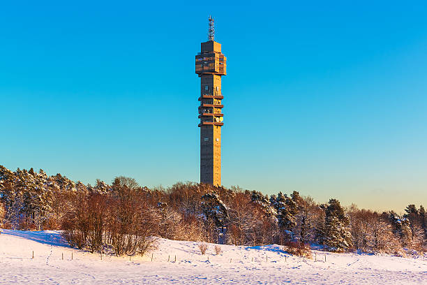 телевизионная башня в стокгольме, швеция - satellite dish television aerial television house стоковые фото и изображения