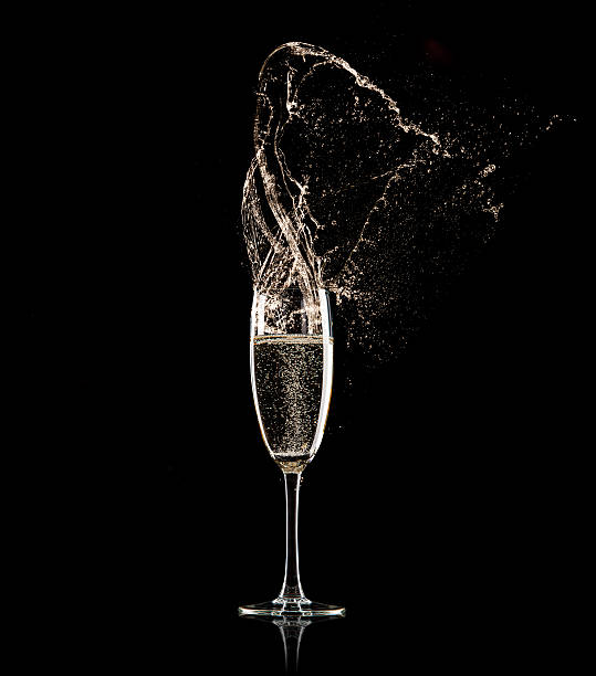 シャンパングラスに黒色の背景 - champagne celebration glass black ストックフォトと画像