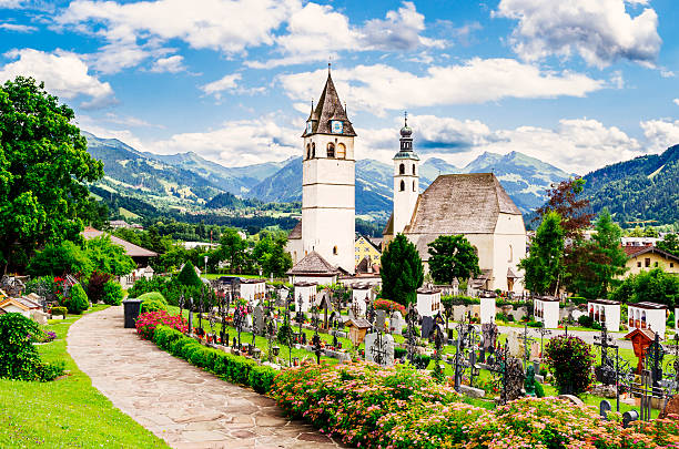 kitzbühel, österreich, liebfrauenkirche - tirol village european alps austria stock-fotos und bilder
