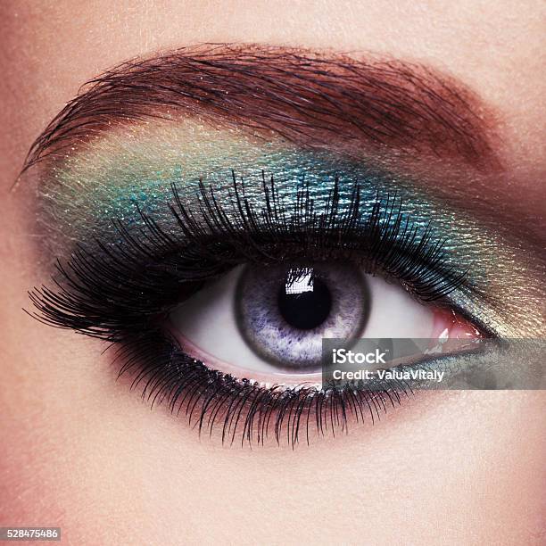  Mujer Ojo Con Verde Makeup Pestañas Largo Foto de stock y más banco de imágenes de Maquillaje para ojos