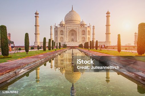 istock Sunrise over Taj Mahal 528476982