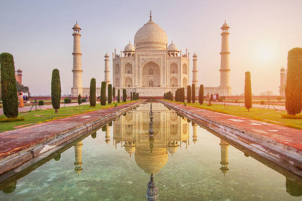 nascer do sol ao longo do taj mahal - world heritage imagens e fotografias de stock