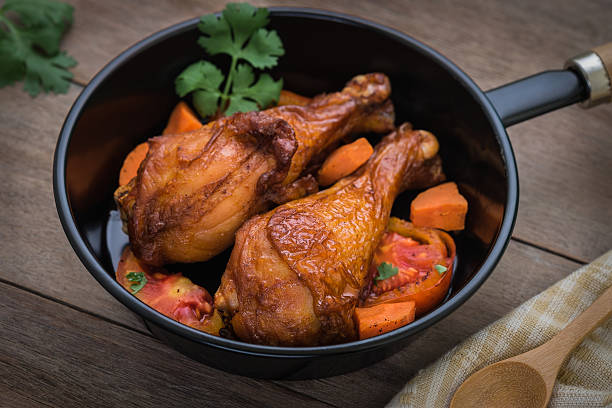 istock Grilled chicken legs and vegetables in pan 528477178