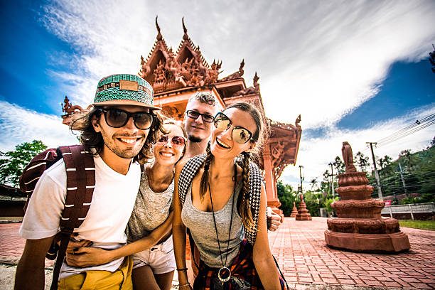 turisti in tailandia - chasing women men couple foto e immagini stock