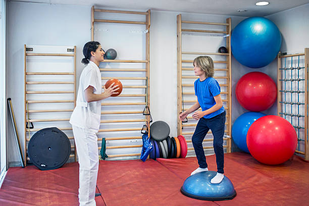 réhabilitation des exercices avec le ballon - physical therapy exercising back recovery photos et images de collection