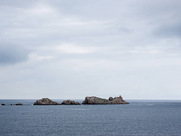 Rochoso Ilha com pequena casa - fotografia de stock