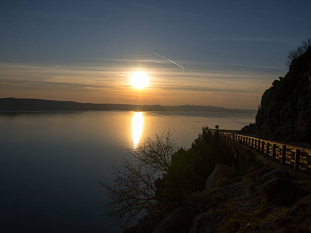 Scenic Estrada de montanha ao pôr do sol - fotografia de stock