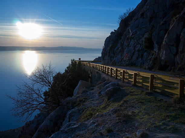 Paisagem de montanha estrada sobre o mar - fotografia de stock