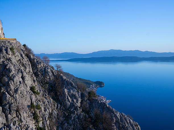 Vista de Estrada de montanha para azul o mar Adriático - fotografia de stock