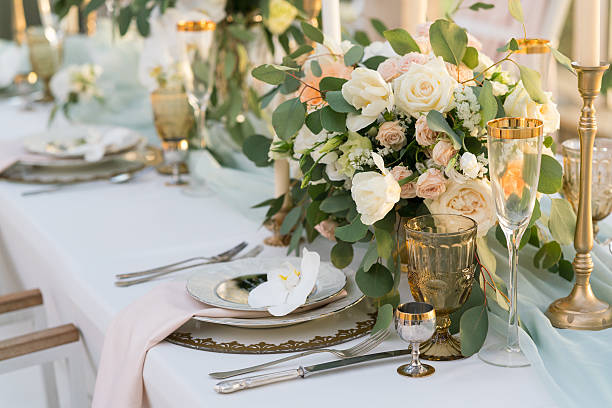 una mesa decorada con flores - boda fotografías e imágenes de stock