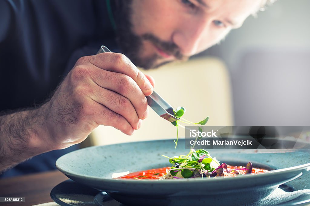 Chef di cucina in cucina ristorante dell'hotel, solo mani preparando Zuppa di pomodoro - Foto stock royalty-free di Cuoco