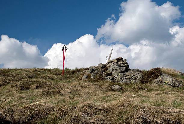 la vetta della montagna - vetta stock-fotos und bilder