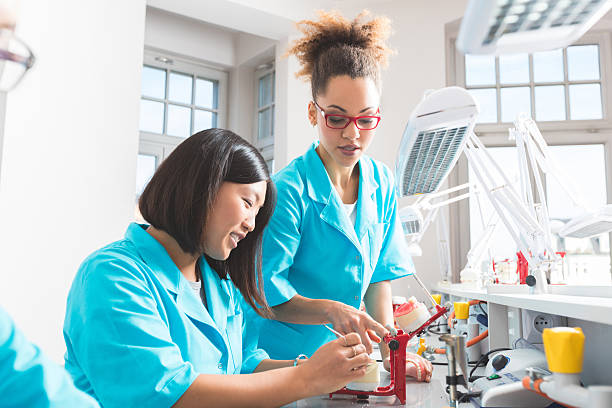 asiatiche e afro americano studenti di apprendimento protesti per odontoiatria - dental hygiene laboratory dental equipment technician foto e immagini stock