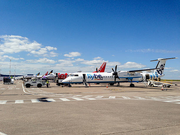 flybe jet парковать на лидс брэдфорд международный аэропорт - flybe стоковые фото и изображения
