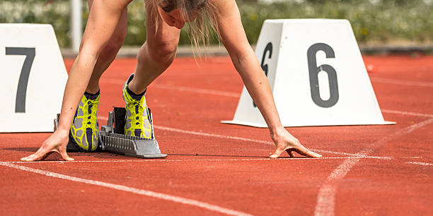 sprintstart em campo e pista - rivalry starting block track and field athlete track and field - fotografias e filmes do acervo