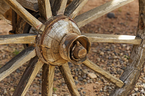 roda de vagão de madeira em uma rua exploração - wooden hub imagens e fotografias de stock