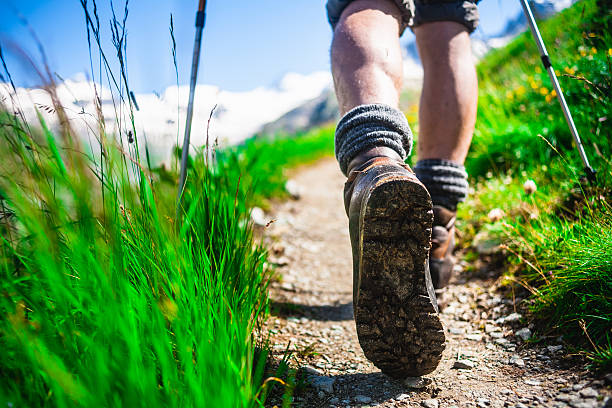 excursionistas en los senderos de montaña - switzerland hiking boot outdoor pursuit recreational pursuit fotografías e imágenes de stock